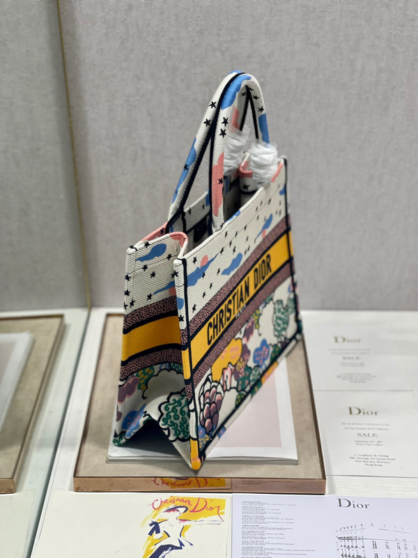 medium D*or book tote