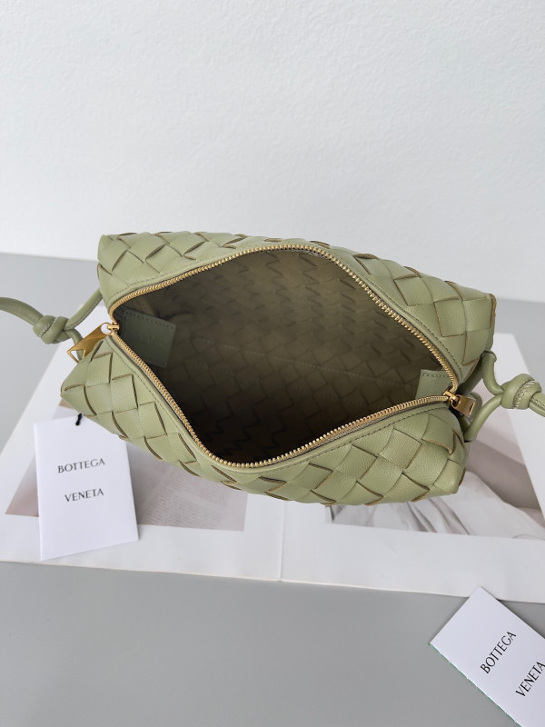 Bo*te*ga ve*ne*ta small loop camera bag