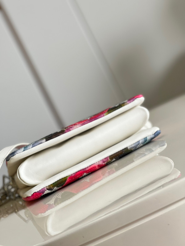 l**is V*t*n coussin bb