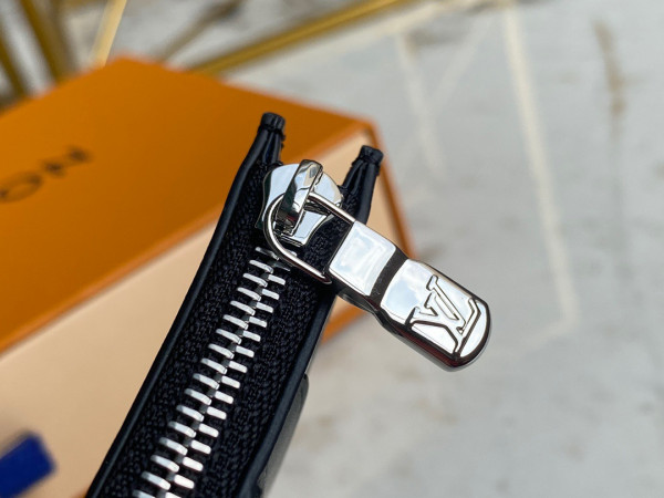 l**is V*t*n coin card holder