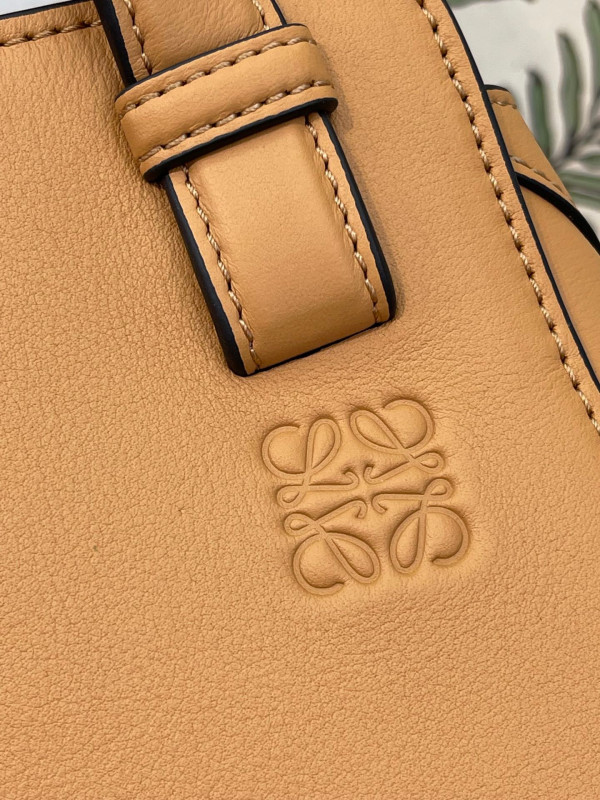 LOEWE Hammock Nugget bag