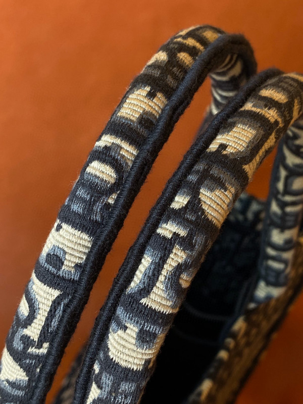 large D*or book tote