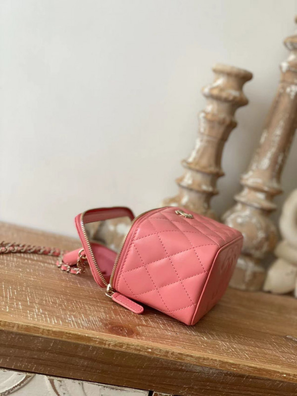 CL VANITY WITH CHAIN