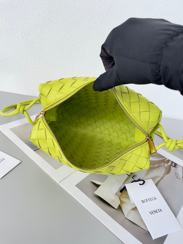 Bo*te*ga ve*ne*ta small loop camera bag