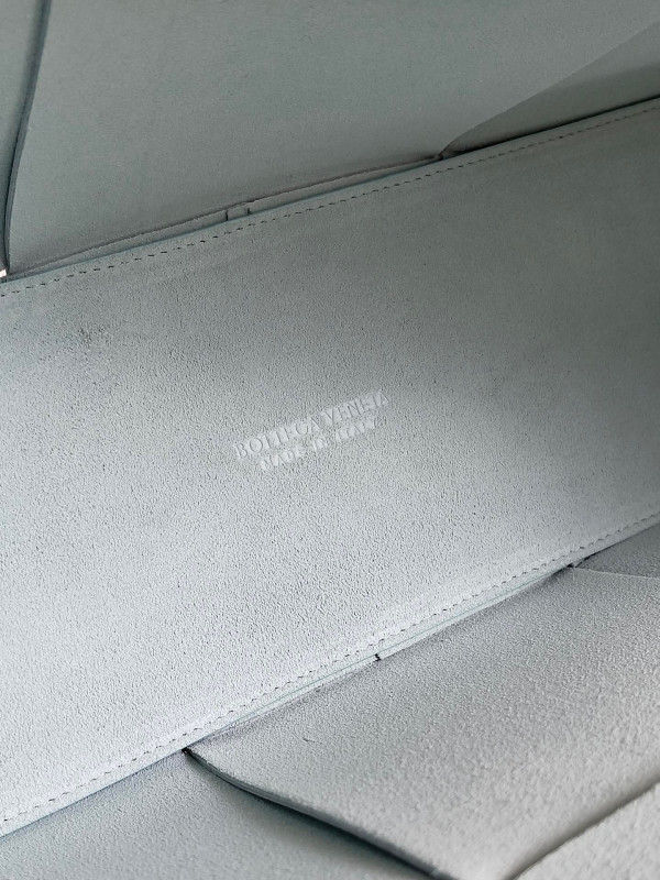 Bo*te*ga ve*ne*ta arco medium tote