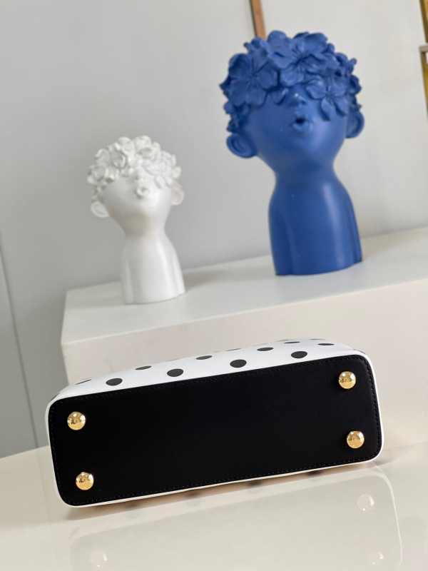 l**is V*t*n capucines bb