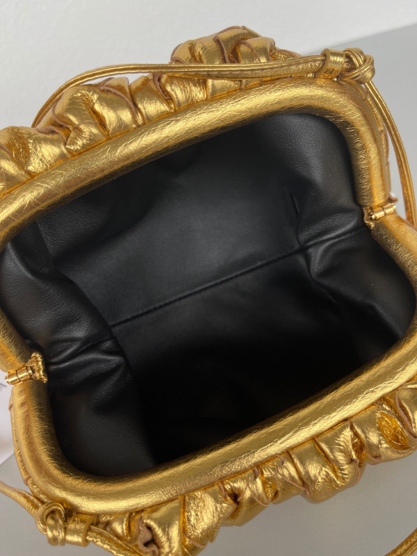 Bo*te*ga ve*ne*ta mini pouch