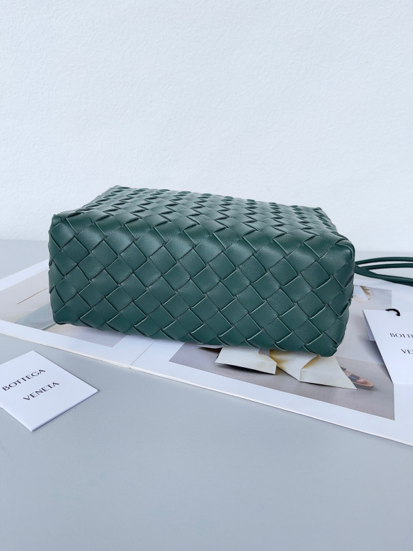 Bo*te*ga ve*ne*ta small loop camera bag