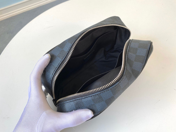 l**is V*t*n toiletry pouch