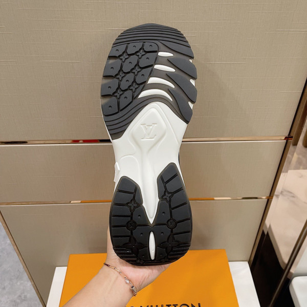 l**is V*t*n run 55 sneaker