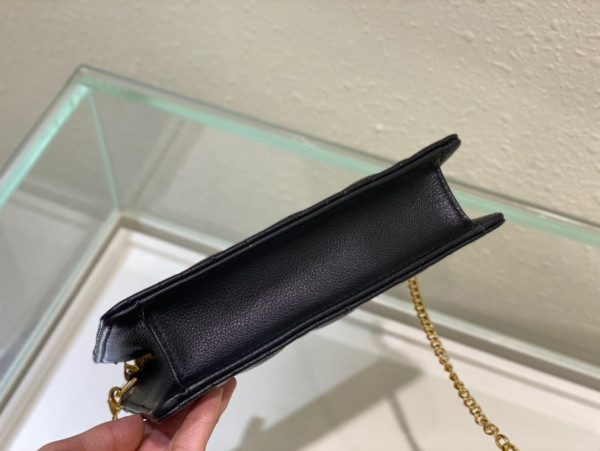 D*or caro zipped pouch with chain