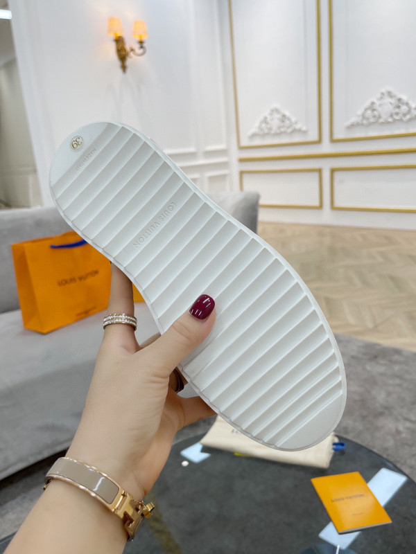 l**is V*t*n women"s time out sneaker