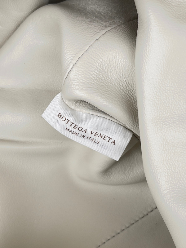 Bo*te*ga ve*ne*ta pouch