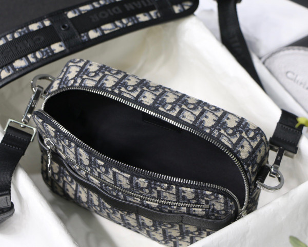 D*or safari messenger bag