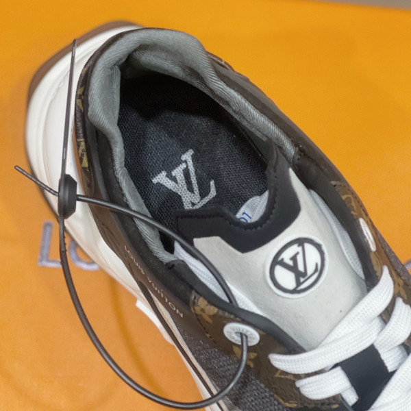 l**is V*t*n run 55 sneaker