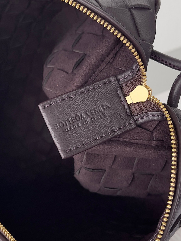 Bo*te*ga ve*ne*ta small loop camera bag