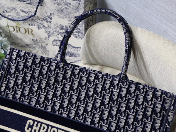 large D*or book tote