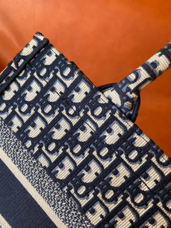 medium D*or book tote