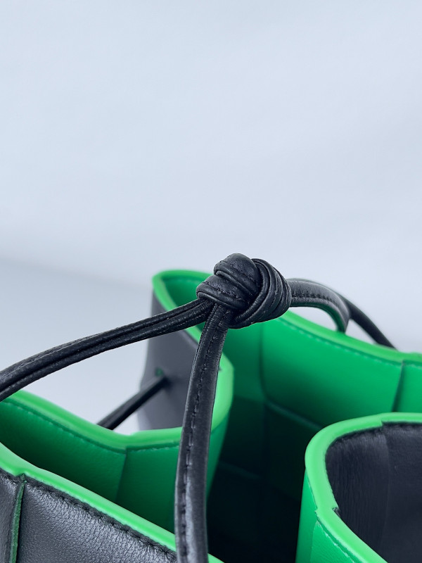 Bo*te*ga ve*ne*ta cassette bucket bag