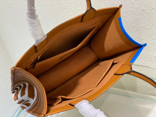 medium D*or book tote