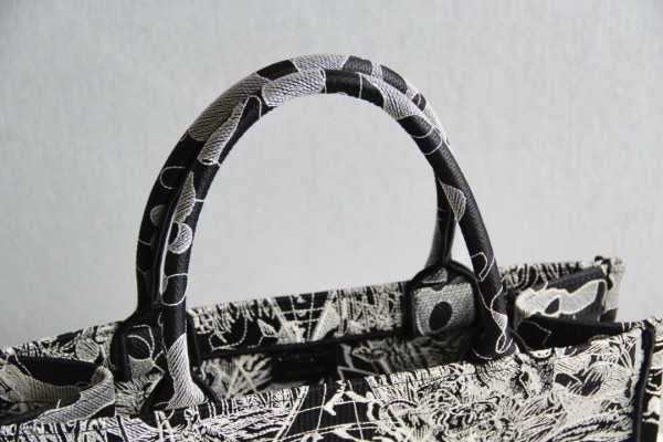 medium D*or book tote