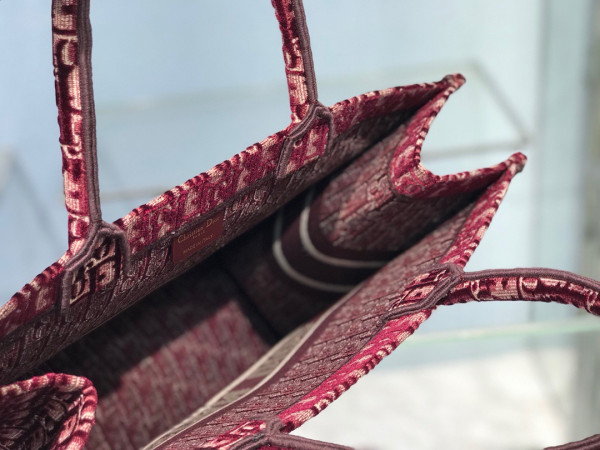 large D*or book tote