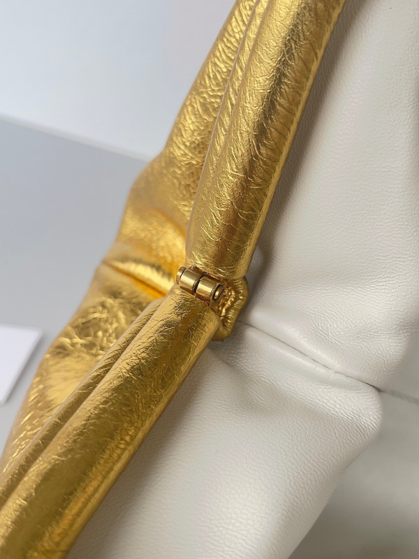 Bo*te*ga ve*ne*ta pouch