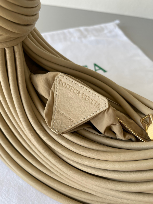 Bo*te*ga ve*ne*ta double knot