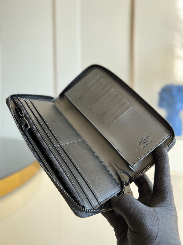 l**is V*t*n zippy wallet