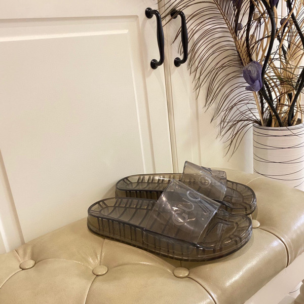 G*u*i slide with G*u*i logo