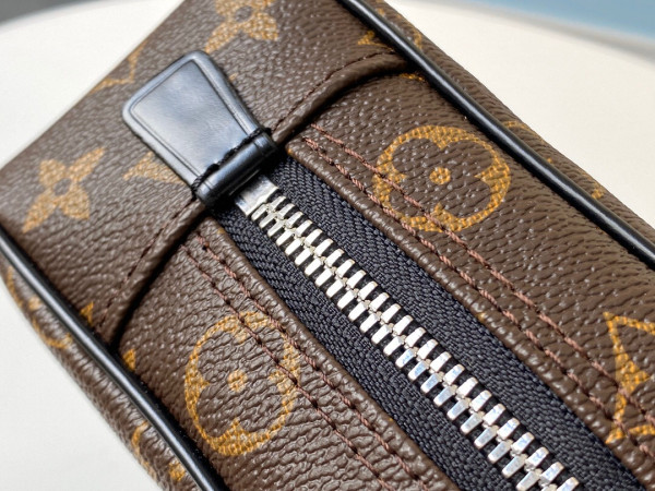 l**is V*t*n toiletry pouch gm