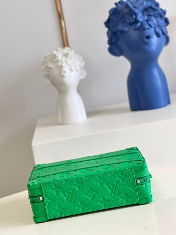 l**is V*t*n handle soft trunk