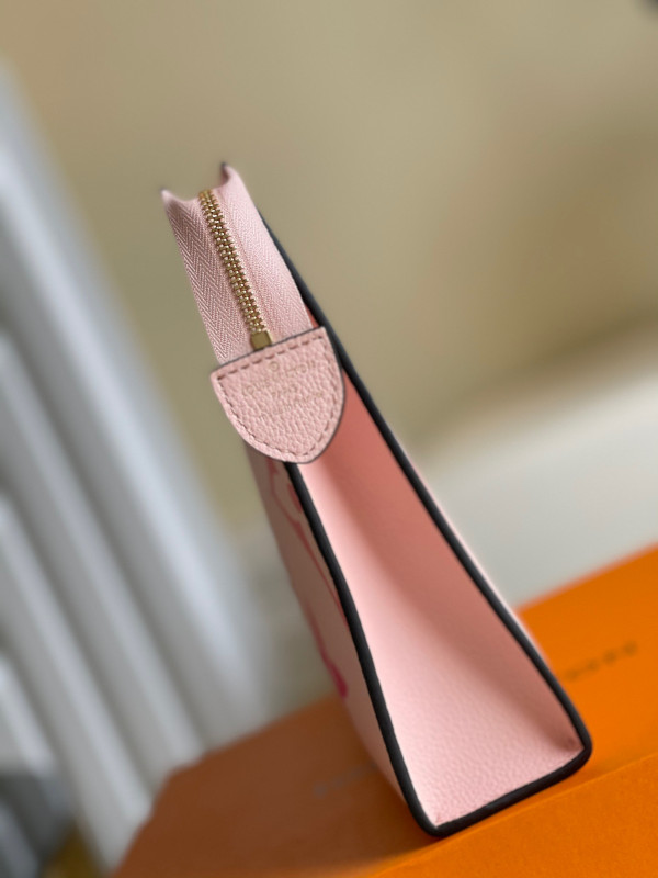 l**is V*t*n toiletry pouch 26