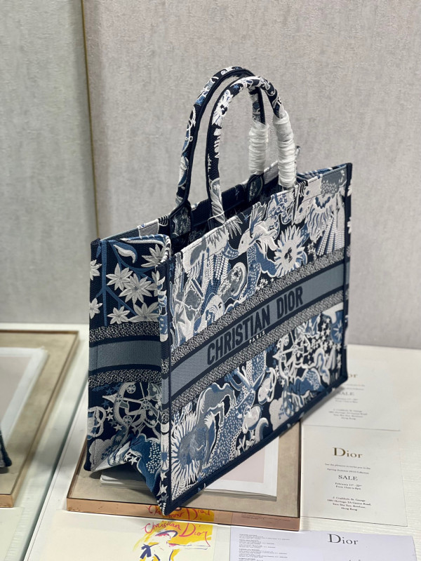 large D*or book tote