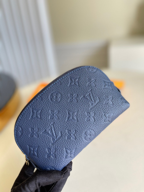 l**is V*t*n cosmetic pouch