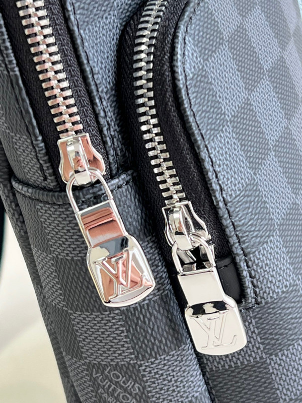 l**is V*t*n avenue slingbag