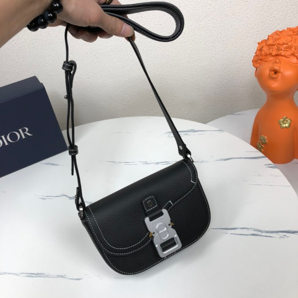 D*or saddle pouch with strap