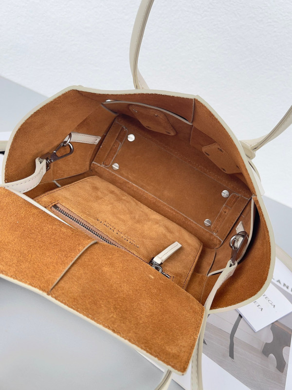 Bo*te*ga ve*ne*ta mini arco