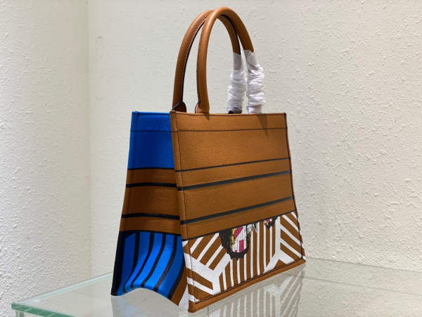 medium D*or book tote