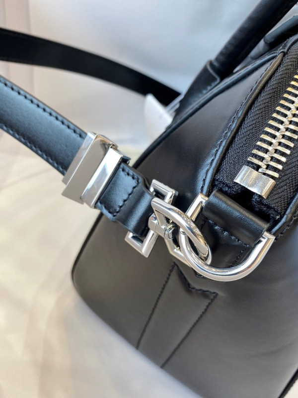 GIVENCHY ANTIGONA MINI/SMALL/MEDIUM IN SMOOTH LEATHER