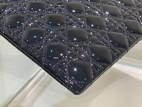 D*or large caro daily pouch