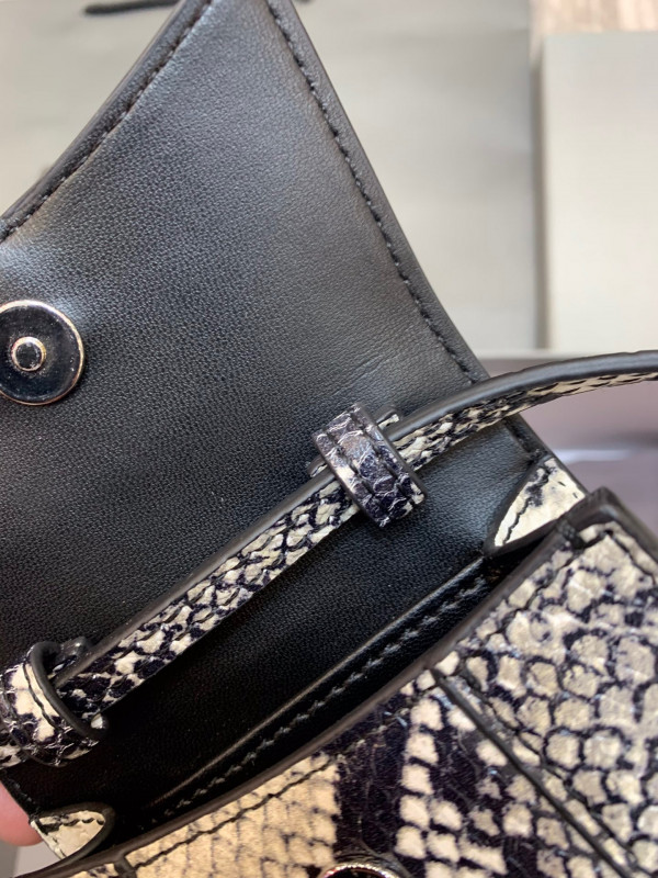 Ba*len*cia*ga hourglass