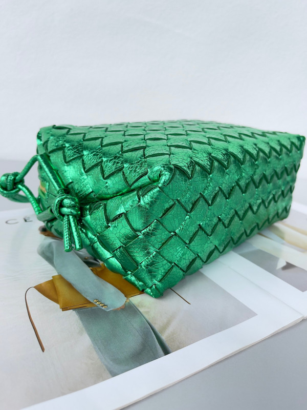 Bo*te*ga ve*ne*ta small loop camera bag