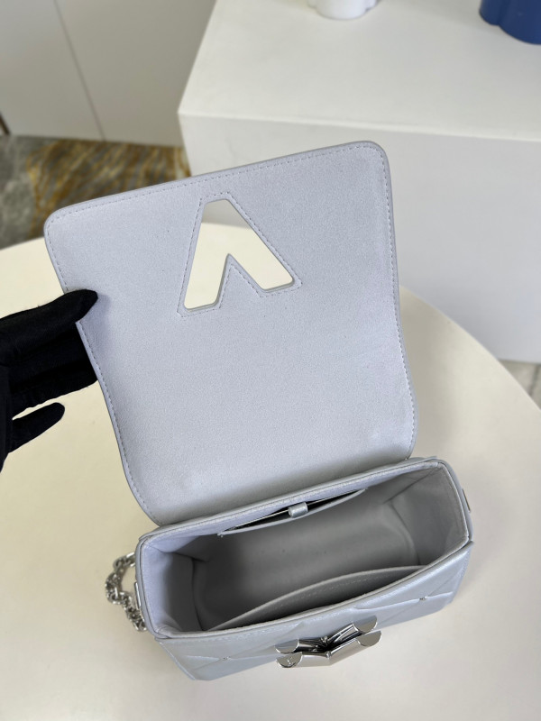 l**is V*t*n twist pm