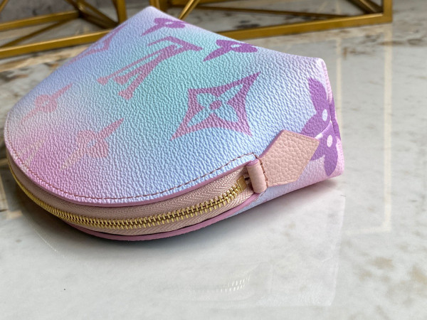 l**is V*t*n cosmetic pouch