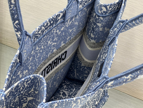 large D*or book tote