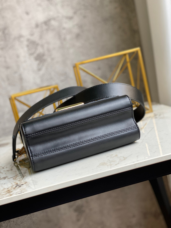 l**is V*t*n since 1854 twist mm