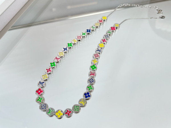 l**is V*t*n necklace