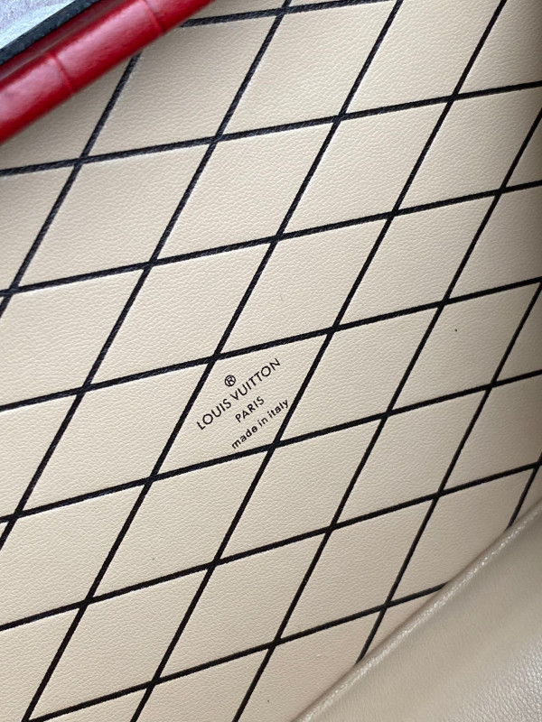 l**is V*t*n petite malle