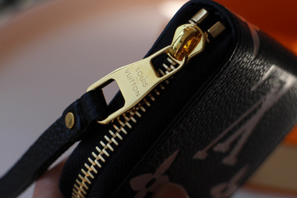 l**is V*t*n zippy coin purse